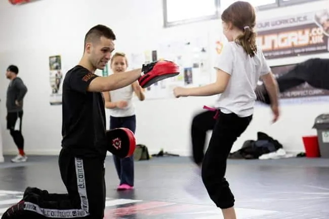 Krav Kids edzés egyenes rúgás